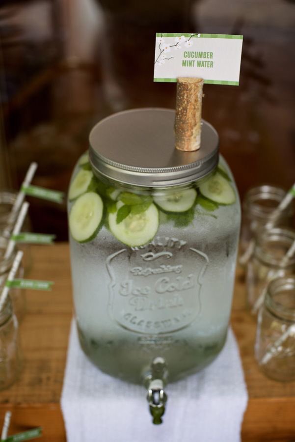 SelenxB's tweet photo. #JoysBDandBS

—Los meseros van arreglando las mesas de comida dejando en ellas las porciones servidas para que los invitados pudieran tomar un refrigerio y beber agua fresca.— https://t.co/wuJtHLWKAg