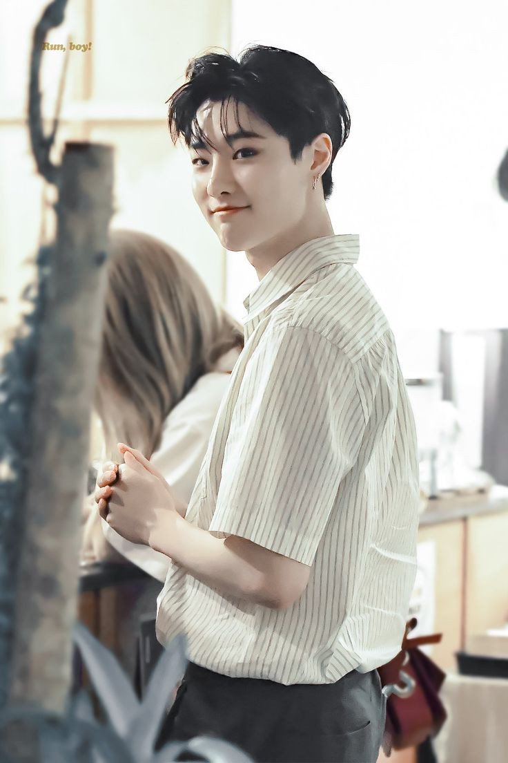 xnaozh's tweet photo. Jadi gaess. Mereka tuh satu orang atau beda orang? Aku bucin jadi ga bisa bedain. Aku pake headshet jadi gak keliatan. 
Mau bikin cerita anak kembar. 
Tapi mana yang #CHOSEUNGYOUN mana yang #hoshisvt ? https://t.co/QNhcppo4AP