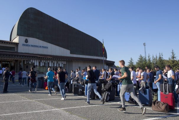 poravilaes's tweet photo. Queremos enviar un saludo muy especial a los miles de alumnos que hoy se incorporan a la @PoliciaEscuela para cumplir su sueño. Esperamos que encontréis en #Ávila una ciudad acogedora. 
¡Bienvenidos, futuros policías!
@policia #ENP #PromociónXXXV
(Foto: @AgenciaIcal) https://t.co/cUrxwSovjX