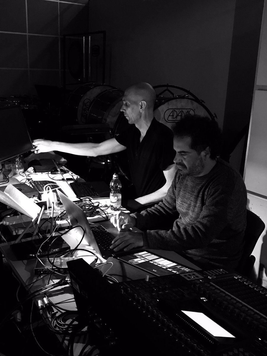 EnsembleFlashb1's tweet photo. Aujourd’hui, l’ensemble #Flashback présente le système #GeKiPe en introduction au colloque international « Gesture, captation and notation » au Centre de percussion #UniMail de la #HEMGenève. #sculpt @philippespiesse @AlexanderVert #ThomasPénanguer #JoséMiguelFernandez https://t.co/yzNq4JH2wI