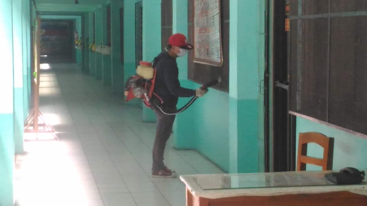 HealthManila's tweet photo. Tuloy ang pagsuyod sa mga Barangay ng Manila Health Department para masugpo ang Dengue! 

Misting &amp; Larviciding ng Insect &amp; Vermin Control Personnel sa Mariano Ponce Elementary School at Barangay

#BagongMaynila
#KalusuganNgManilenyoSigurado
#SimplyNoPlaceLikeManila https://t.co/AtLUIhneHl