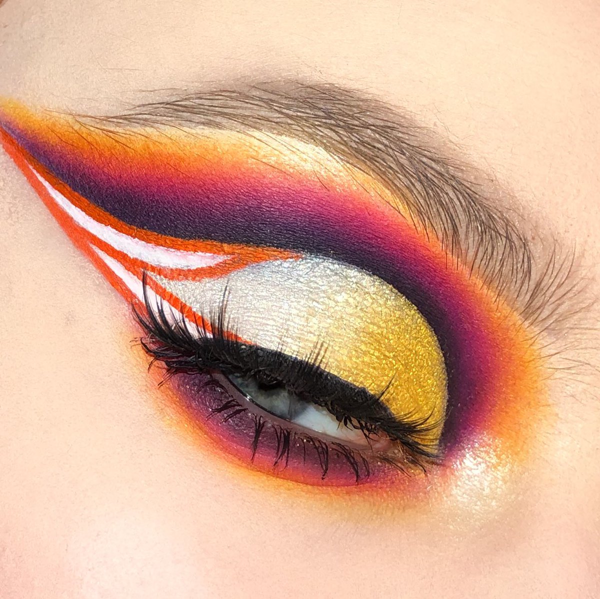 rebecccamua's tweet photo. New look is on my insta right now! 

#makeup #motd #instagramposts #anastasiabeverlyhills #followforfollow #creativity #sunsetlook #details #katvond #houseoflashes #abhlippalette #blend https://t.co/jQZISHWl81