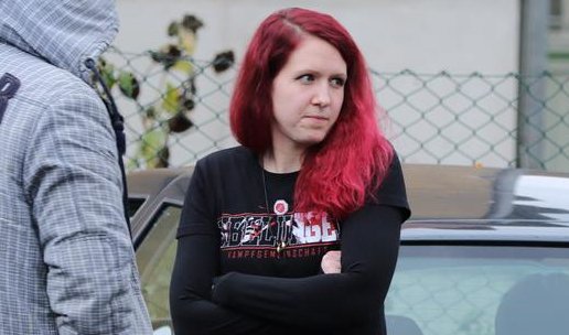Recherchen ergaben, dass die Neonazi Aktivistin und Mitorganisatorin des #KampfderNibelungen, Marina Liszczewski bei der Schufa Holding AG in #Bochum arbeitet.

Kein Zugang für Neonazis zu sensiblen Daten!

mehr dazu: 
antifabochum.noblogs.org/2019/09/kein-z…

#nonazisbo #nonazisdo #KDN #Antifa