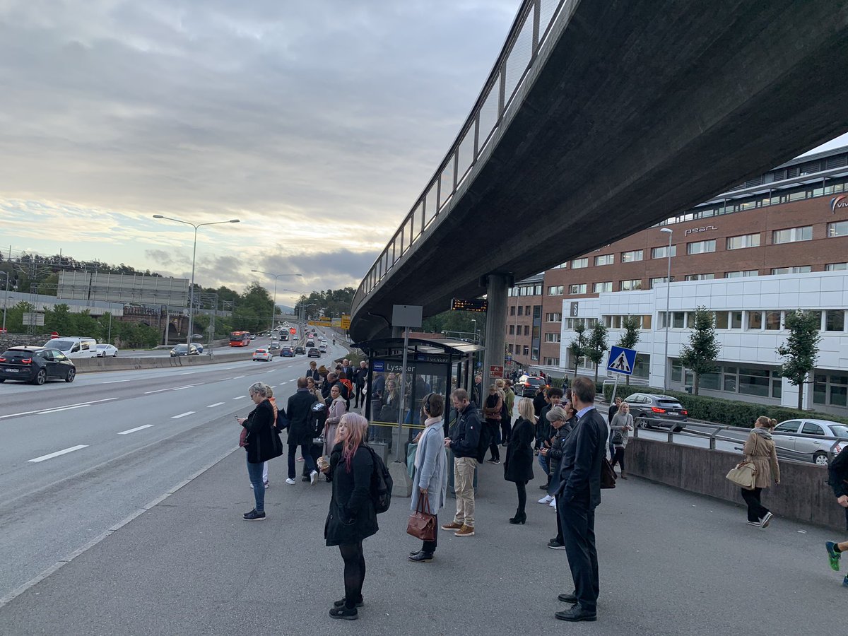 missolitaire's tweet image. #lysaker stasjon: sikkert 100 pers her! Det må da være grunnlag for en kaffevogn på@bussholdeplassen om morgenen og på nordsiden på ettermiddagen? #kaffe