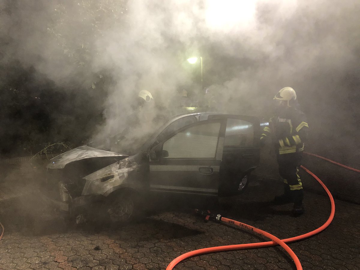 Die Serie der Fahrzeugbrände geht weiter. Am späten Sonntagabend um 23:11 wurde die Ortsfeuerwehr Wittmund in den Bodekamp alarmiert. Direkt vor einer Garage brannte ein Kleinwagen im Bereich des Motorraums komplett aus. 
#F_Fahrzeug_mittel #OFWittmund
