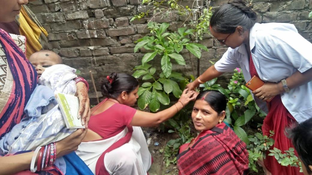 PatnaPoshan's tweet image. " Convergence is in air "Under the guidance of CDPO Patna Sadar 1 - AWW, AWH , ANM are planting trees in the community to #createawareness among mass to #FightAgainst #Malnutrition  
#ThankyouAnganwadiDidi 
#SahiPoshsanDeshRoshan 
#POSHANAbhiyaan 
@MinistryWCD @kumravi @BRPOSHAN
