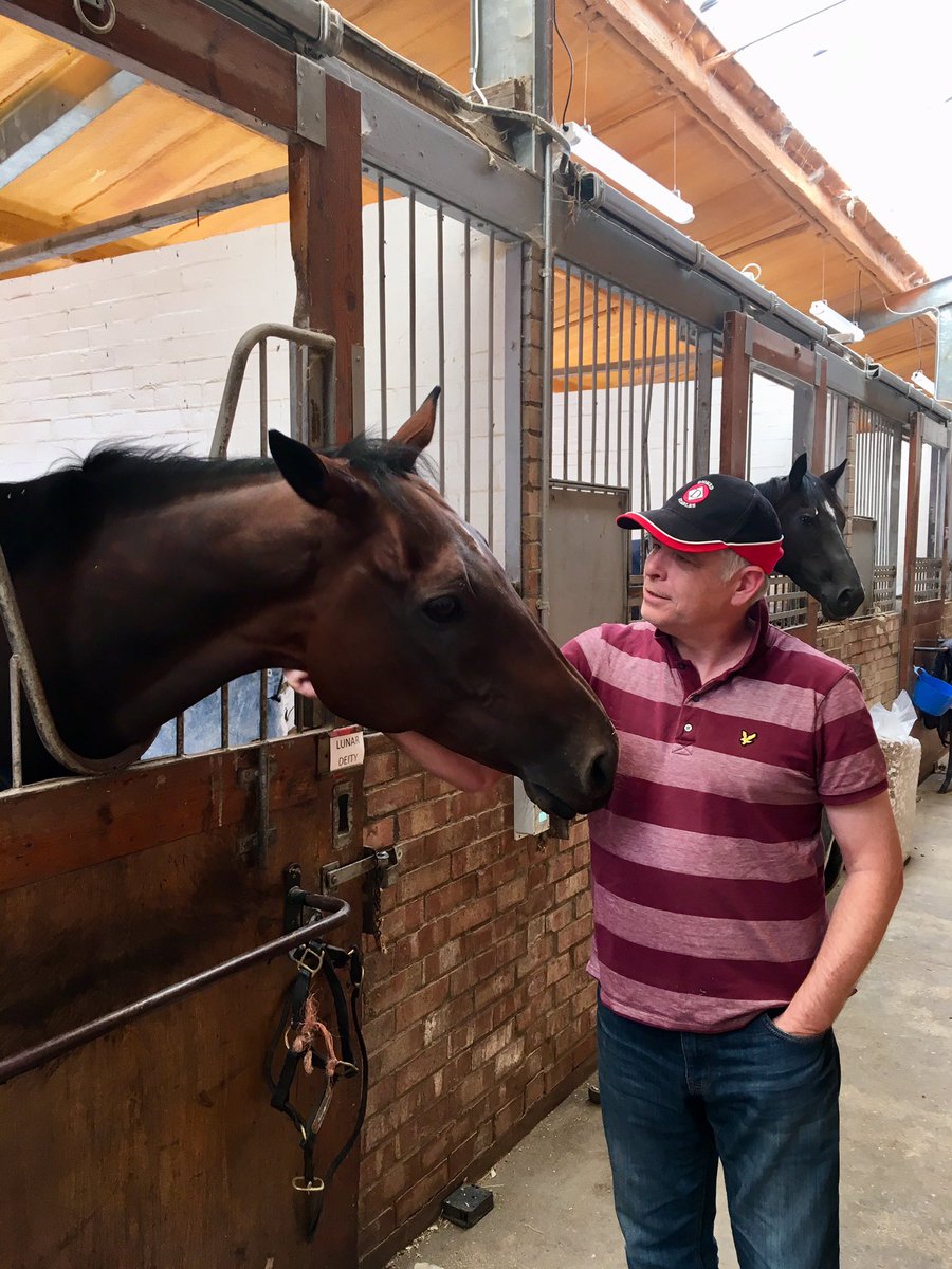 A scritch on the neck is an essential skill of the top racehorse trainer. Here’s #TeamDiomed stalwart Lunar Deity (10yo & still strutting his stuff) giving @WilliamsStuart the seal of approval.