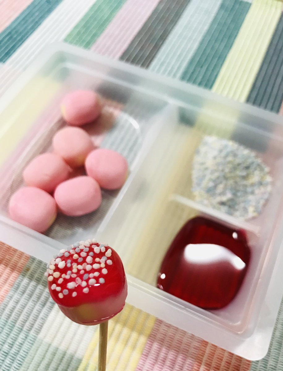 完成済みソフトキャンディに水飴と砂糖を付けるだけなのでシンプルに美味しい Moaのイラスト