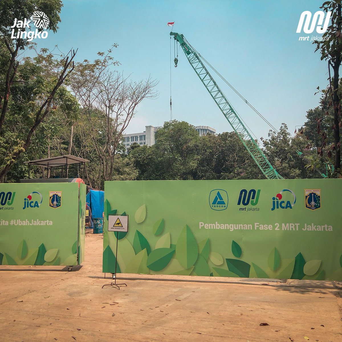 mrtjakarta's tweet photo. Saat ini sedang berlangsung pembangunan fase 2 MRT Jakarta, yaitu pembangunan dinding penahan gardu induk bawah tanah dengan tipe Diaphragm Wall untuk fase 2 MRT Jakarta yang berlokasi di kawasan Monumen Nasional. Siapa yang sudah tidak sabar dengan fase 2? #MRTJakarta https://t.co/TdLp2jzZYb