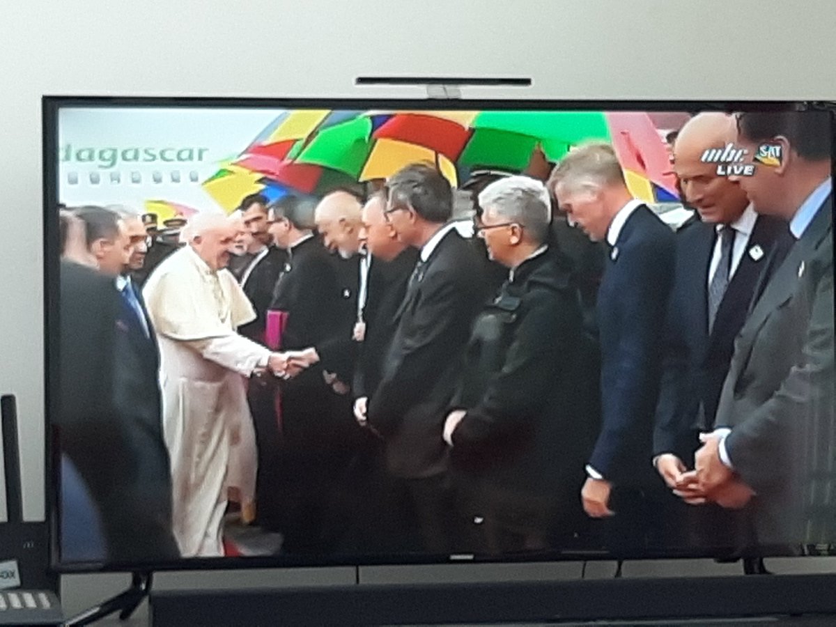 KroZue's tweet photo. A moment to cherish in our lives! #PopeFrancisvisittoMauritius #2ndPopetocometoMauritius #HomeTVwiththeKids https://t.co/owwJVc3sAe