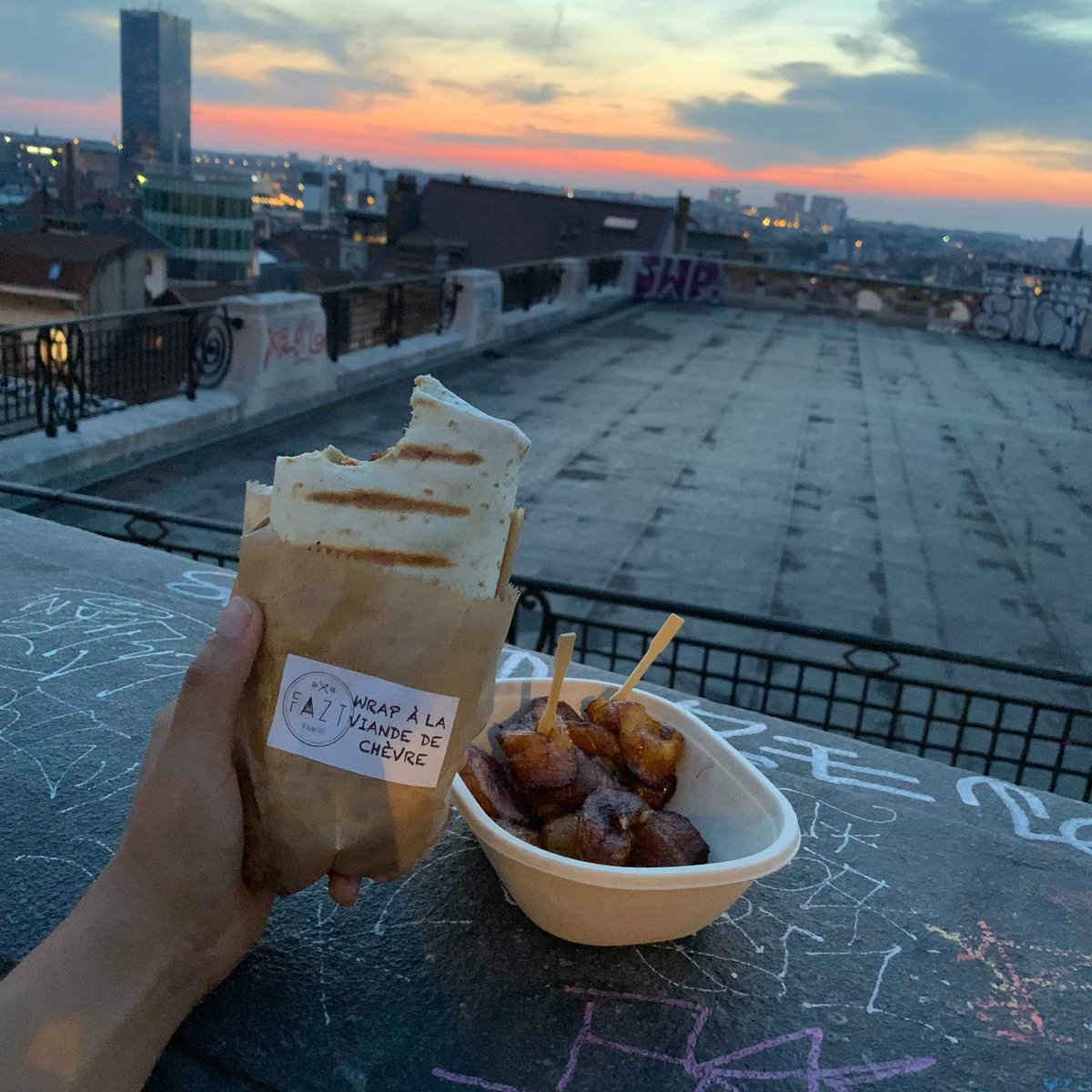 FaztAfricanFood's tweet photo. Mois de Septembre en or 🤩! 
-Brussels Food Festival 27>>29/09
-Fêtes Romanes 28>>29/09
-Et surtout les mardis au Suisse Room 👉 un NOUVEAU WRAP débute aux côtés des 2 habituels. RDV Rue des quatre bras 2,1000 Bruxelles
#lunch #foodtruck #festival #wolubilis #bruxelles #goodfood https://t.co/zWRpmGFqoB