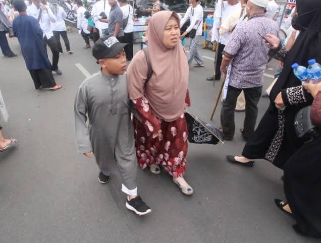 yusuf_dumdum's tweet photo. Silahkan ikut lambungkan tagar #KamiBersamaKPAI yang dibuat para codot.

Kita 'bom' hestek mereka dengan beragam konten eksploitasi anak yang selama ini dibiarkan oleh @KPAI_official 

*Kita tidak butuh trending, yg penting isi konten mereka negatif. https://t.co/ZmXz0fF4Kx