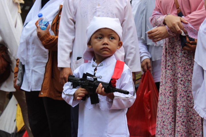 yusuf_dumdum's tweet photo. Silahkan ikut lambungkan tagar #KamiBersamaKPAI yang dibuat para codot.

Kita 'bom' hestek mereka dengan beragam konten eksploitasi anak yang selama ini dibiarkan oleh @KPAI_official 

*Kita tidak butuh trending, yg penting isi konten mereka negatif. https://t.co/ZmXz0fF4Kx