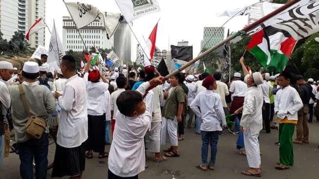 yusuf_dumdum's tweet photo. Silahkan ikut lambungkan tagar #KamiBersamaKPAI yang dibuat para codot.

Kita 'bom' hestek mereka dengan beragam konten eksploitasi anak yang selama ini dibiarkan oleh @KPAI_official 

*Kita tidak butuh trending, yg penting isi konten mereka negatif. https://t.co/ZmXz0fF4Kx