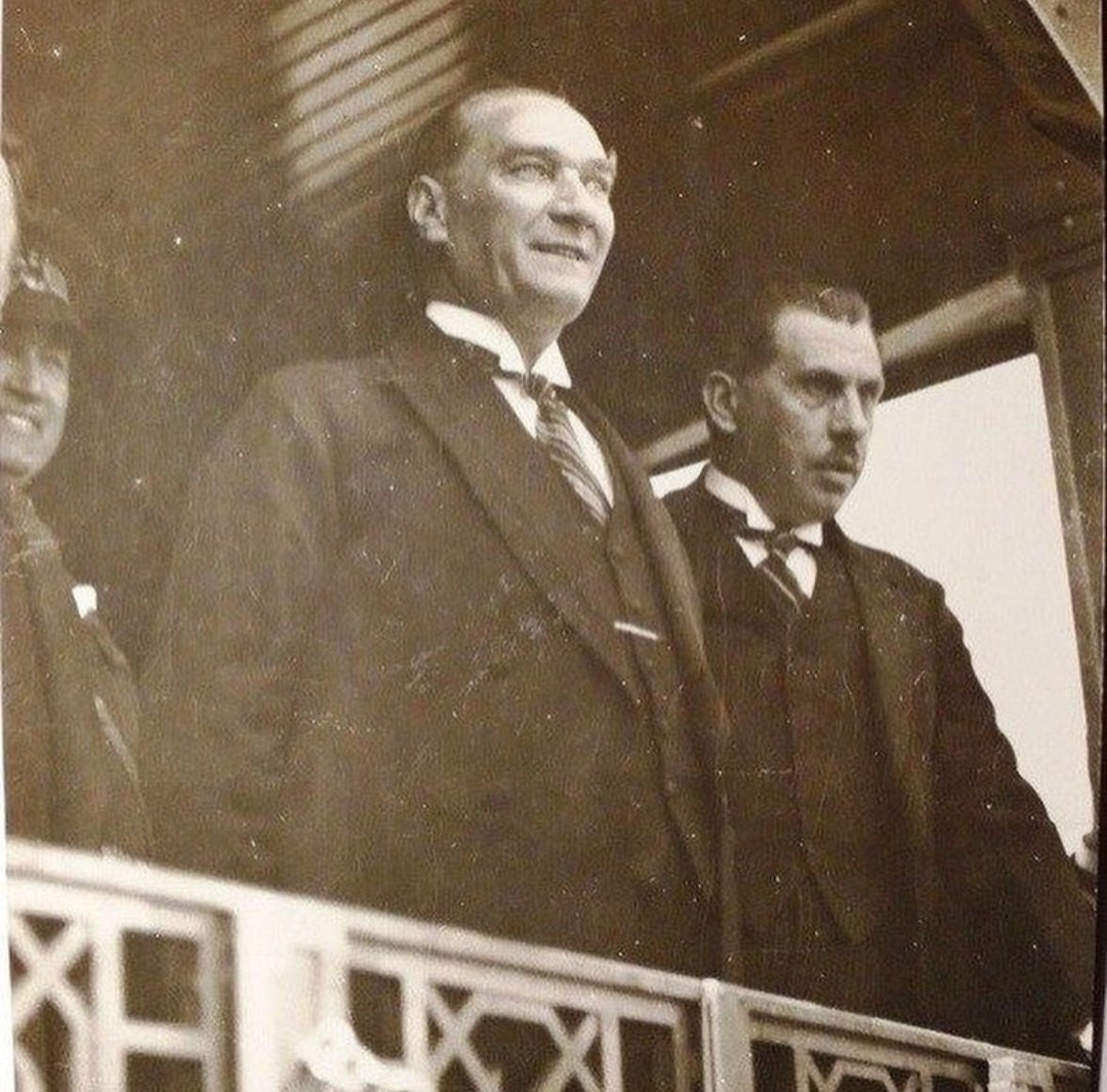 İzmirde Çekirdeğe Çiğdem, Başkomutan'a Atatürk , Zafere #9eylul Derler.