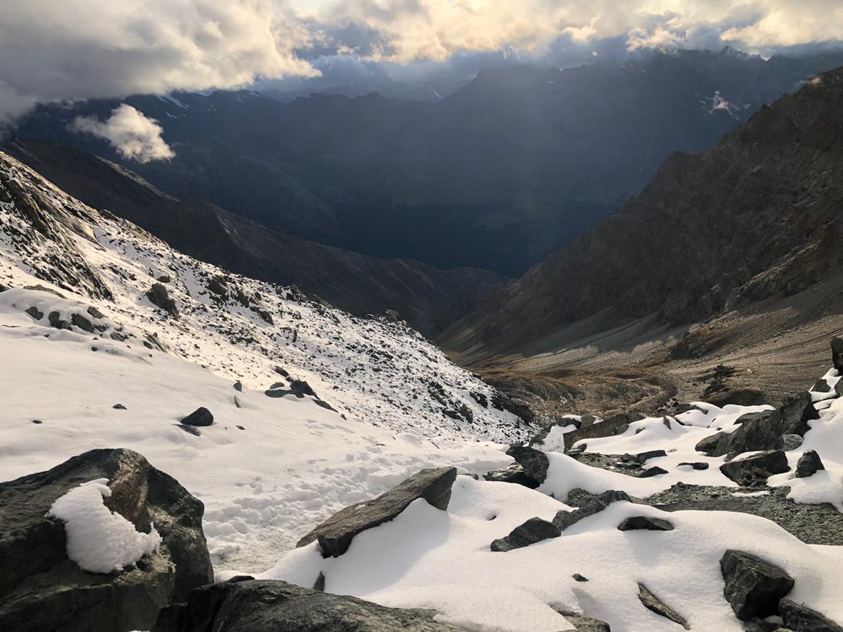 TrailAndalucia's tweet photo. Amanece un nuevo día en @TDG_trail #Tor19 Ha sido un noche complicada con temperaturas muy bajas. #Torand19 📸 Anouck Baars https://t.co/ERjVNC0EQr