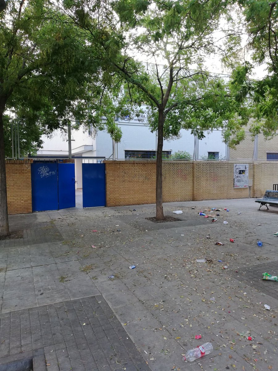 IrlanLoreto's tweet photo. Imágenes de cómo se encuentra la Plaza Manuel Vallejo  en el día de hoy (y muchos días). Esta plaza está justo delante de nuestro colegio y a partir de mañana tenemos la entrada de los alumnos junto a sus familias a partir de las 9 de mañana. @Ayto_Sevilla https://t.co/BNoPoJBpc1