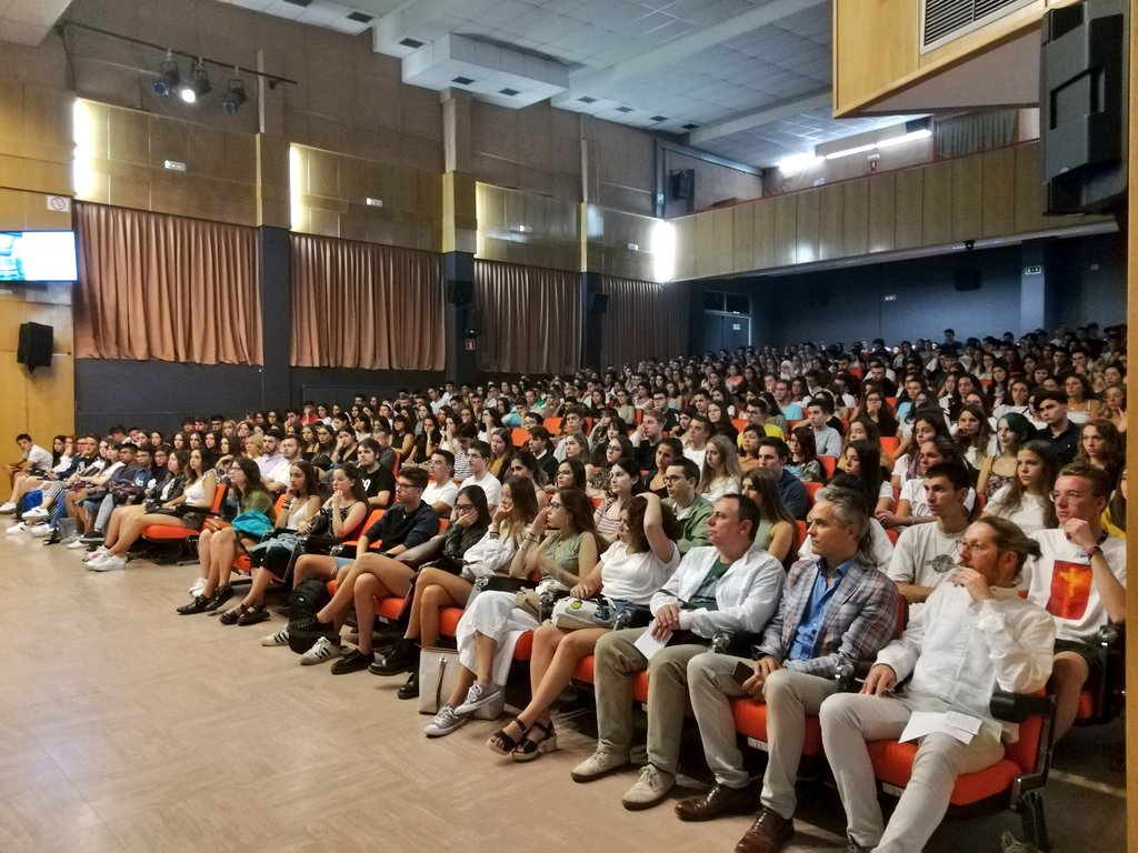 UCMccinf's tweet photo. El salón de actos lleno en el acto de bienvenida a los alumnos de primero ;) https://t.co/jpBLyjoiBJ