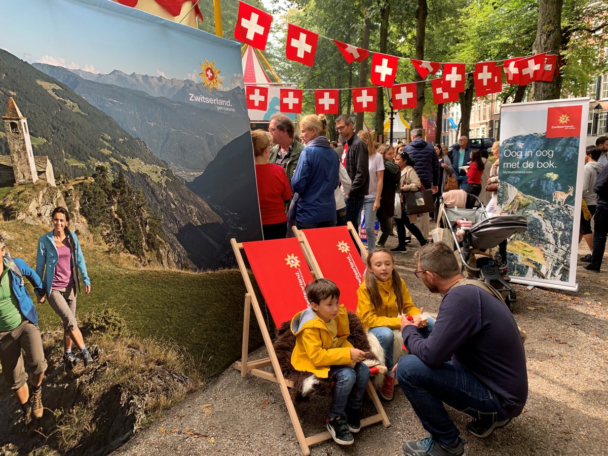 Swiss_NL's tweet photo. At this year's #EmbassyFestival,  the 🇨🇭 stand was as popular as ever! Sitting in a comfortable deck chair in front of iconic 🇨🇭scenery, enjoying 🇨🇭Raclette. And when you felt like dancing, you could swing your hips to the rythm of the 🇨🇭 band #LadyBazaar. See you next year! https://t.co/uMxqKTykgK