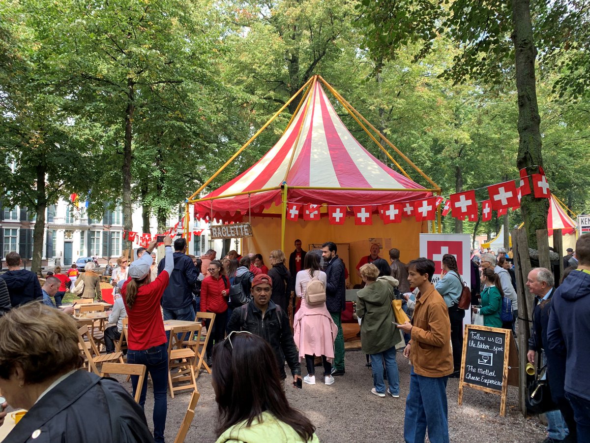 Swiss_NL's tweet photo. At this year's #EmbassyFestival,  the 🇨🇭 stand was as popular as ever! Sitting in a comfortable deck chair in front of iconic 🇨🇭scenery, enjoying 🇨🇭Raclette. And when you felt like dancing, you could swing your hips to the rythm of the 🇨🇭 band #LadyBazaar. See you next year! https://t.co/uMxqKTykgK