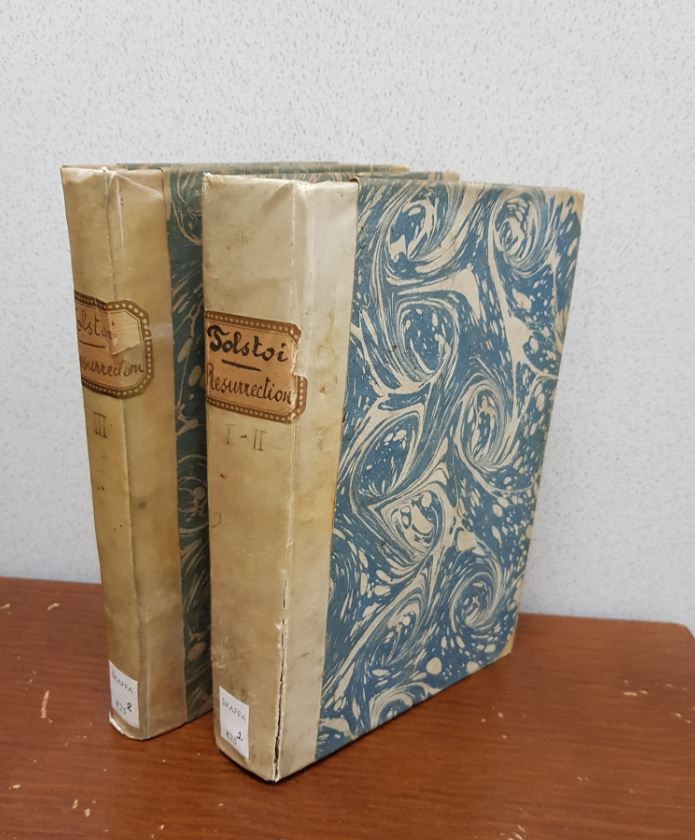TrinCollLibCam's tweet photo. The Russian writer Leo Tolstoy was born #otd in 1828. Here is a copy of the French translation of Voskresenie (Resurrection), published in Paris in 1900 and belonged to the economist Piero Sraffa. Catalogue record at https://t.co/eZ5WEj8B9H. #SraffaCollection https://t.co/HpqqIxLvE5