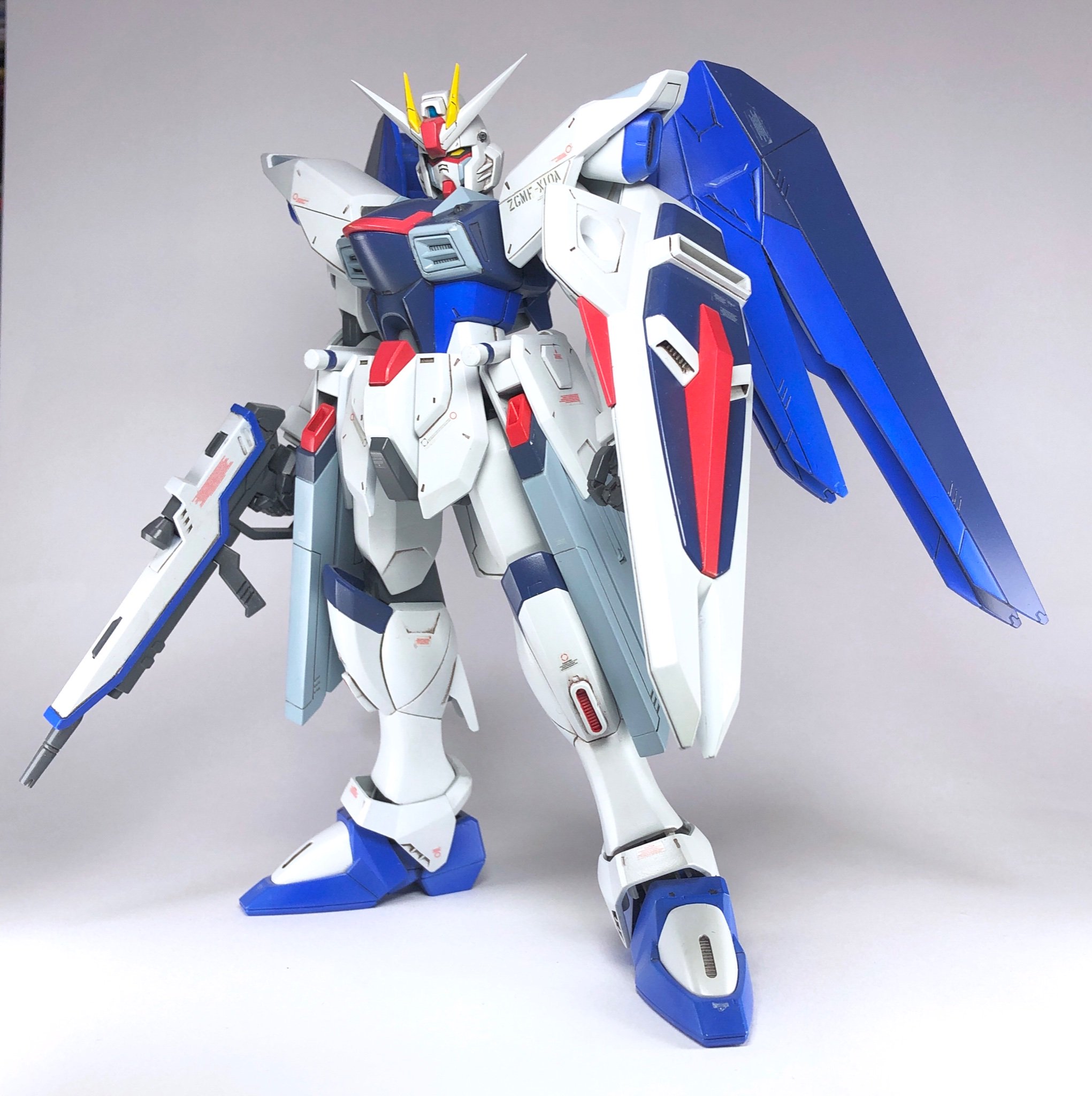 オカムラ セイジ 1 100フリーダムガンダム 放映当時に発売されたものです 劇中の雰囲気に寄せたくて頭部と脚部を中心にけっこういじってますが Mgがver 2 0まで出ている今では隔世の感がありますな T Co Toptnwwrj2 Twitter