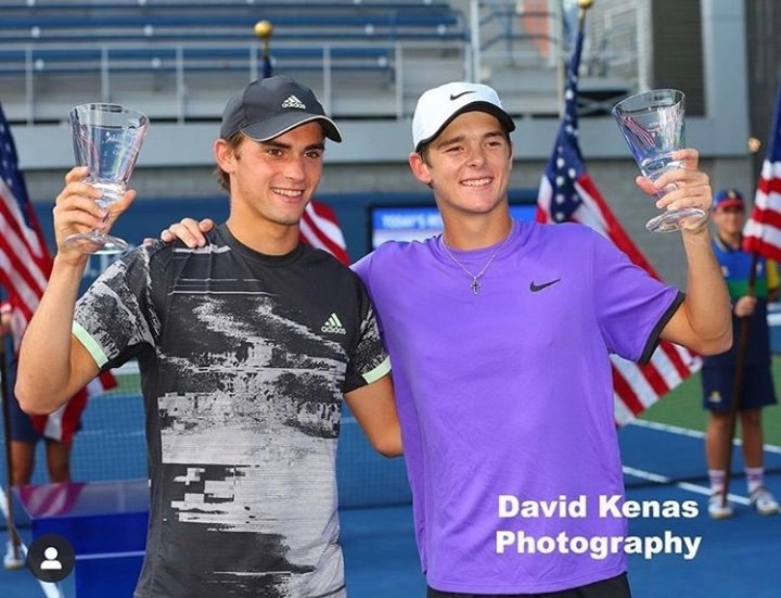 #USOpen 
Boys' Doubles
FINAL

ELIOT SPIZZIRRI / TYLER ZINK (🇺🇸/🇺🇸) win the title, beating Andrew Paulson / Alexander Zgirovsky (🇨🇿/🇧🇾) 76(4) 64

(Pic: Tyler Zink's IG)