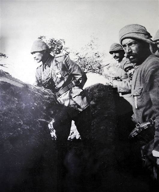 HarpOkulu's tweet image. Gün doğdu, hep uyandık,
Siperlere dayandık.
İstiklalin uğruna da,
Al kanlara boyandık.
 
Sandılar Türk uyudu,
Ata cenge buyurdu,
Türk&apos;ün asker olduğunu,
Dünyalara duyurdu.
 
Ülkemiz Türk ülkesi,
Aşık eder herkesi.
Üstümüzden eksilmesin,
Al bayrağın gölgesi.