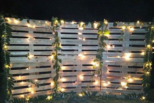 #JoysBDandBS 

—El sol fue abandonando el cielo poco a poco y las luces del jardín se encendieron.
Con ello también se inaugura el karaoke con micrófono abierto, que estaría disponible el resto de la noche frente a un escenario rústico con una pared de luces.—