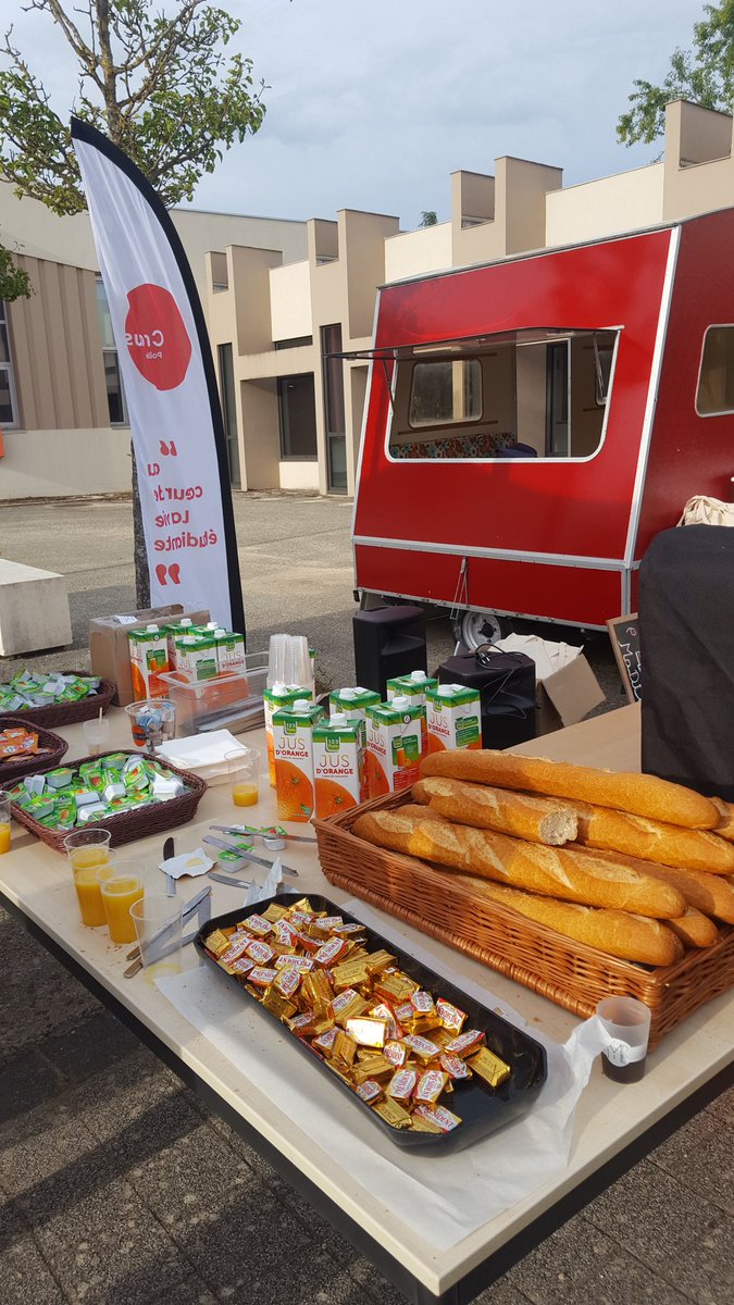POITIERS_CROUS's tweet photo. [Petit déj de la vie étudiante-mois d'accueil] Le Crous et les services de l'Université de Poitiers sont présents ce matin pour accueillir les étudiants devant l'Ufr Droit. Un moment de convivialité avec café, thé et baguettes ! welcome à toutes et à tous ! #moisd'accueil#welcome https://t.co/4zuMgd54jx