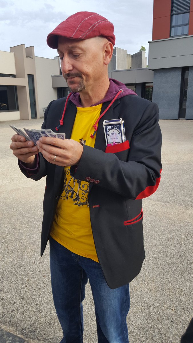 POITIERS_CROUS's tweet photo. [Petit déj de la vie étudiante-mois d'accueil] Le Crous et les services de l'Université de Poitiers sont présents ce matin pour accueillir les étudiants devant l'Ufr Droit. Un moment de convivialité avec café, thé et baguettes ! welcome à toutes et à tous ! #moisd'accueil#welcome https://t.co/4zuMgd54jx