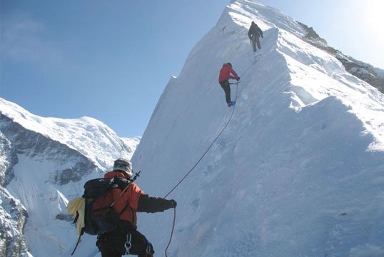 Peak climbing in Nepal!!🇳🇵😍 Welcome to the world of fantasy.🙏
#Everest #Nepal #himalayas #Explore #adventures #trekking #climbing #travel #landscape #budgettravel #backpacker #adventurelovers #visitnepal2020 #lonelyplanet #travelphotography #nature  
nepalhimalayastrekking.com/island-peak-cl…