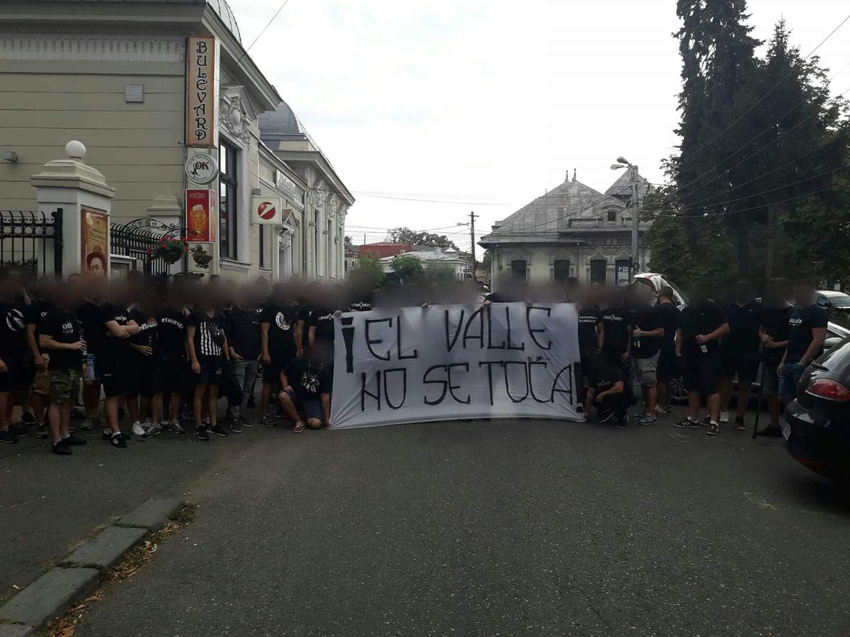 Hoolsesp's tweet photo. Pancarta exhibida por los ultras rumanos antes del partido Rumania-España https://t.co/HmiUDWd3ND