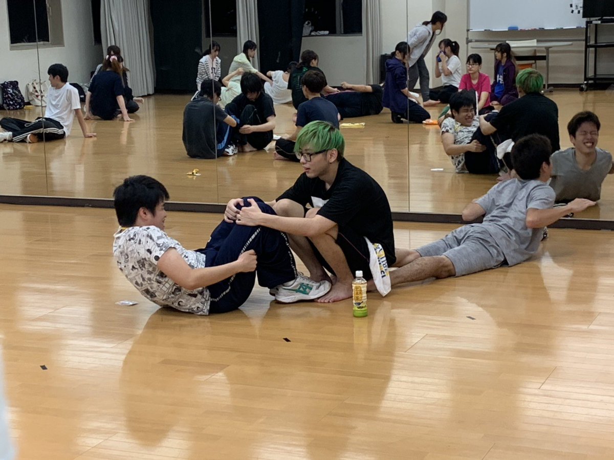 代々木アニメーション学院 福岡校 声優アニソン科 先週の授業は 交流レッスン でした 声優アニソン科 担任の藤まき先生の授業はもちろん アクション講座 3人1組のチームで筋トレをさせていたところ とても変わった 子達がいますねぇ 艸 効率化を