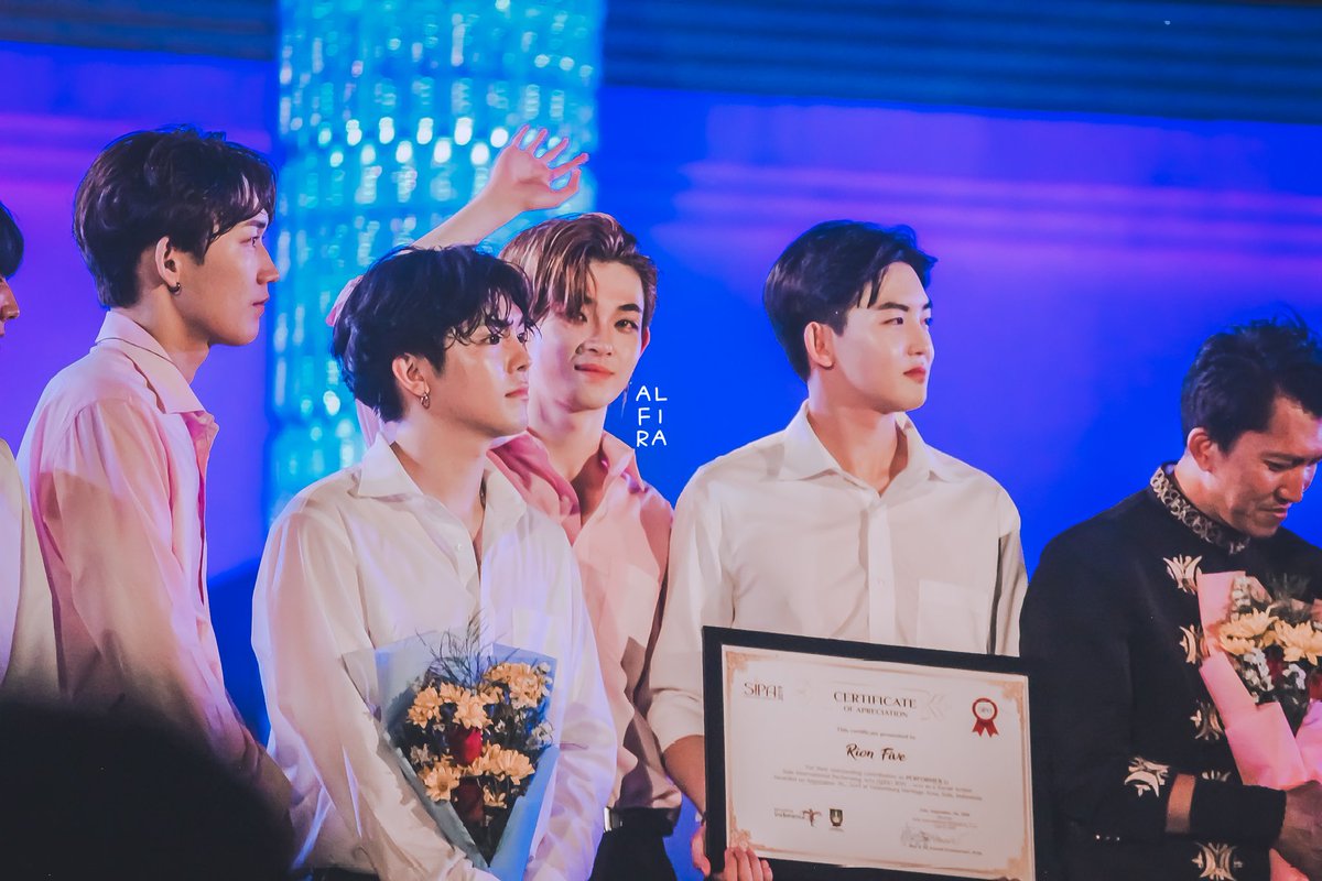 peauchie's tweet photo. 190907 리온파이브 at SIPA #리온파이브 #RionFive #SIPA2019 https://t.co/rCxjZAiq5P