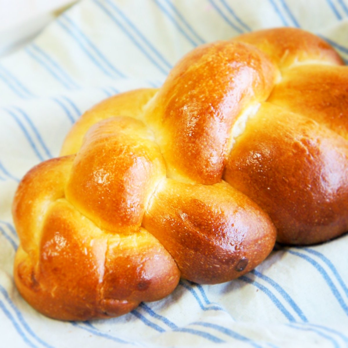Noisette_Bakery's tweet photo. 明日は火曜日、尾張旭市の #カフェ #ポンポネッラ さんに写真の #みつあみパン をはじめ #スイスパン が6種並びます。

#treccia #tresse #zopf #ツォプフ #スイス #swissbakery #swissbread #breakfast #bake https://t.co/nwh7IrT5Hb