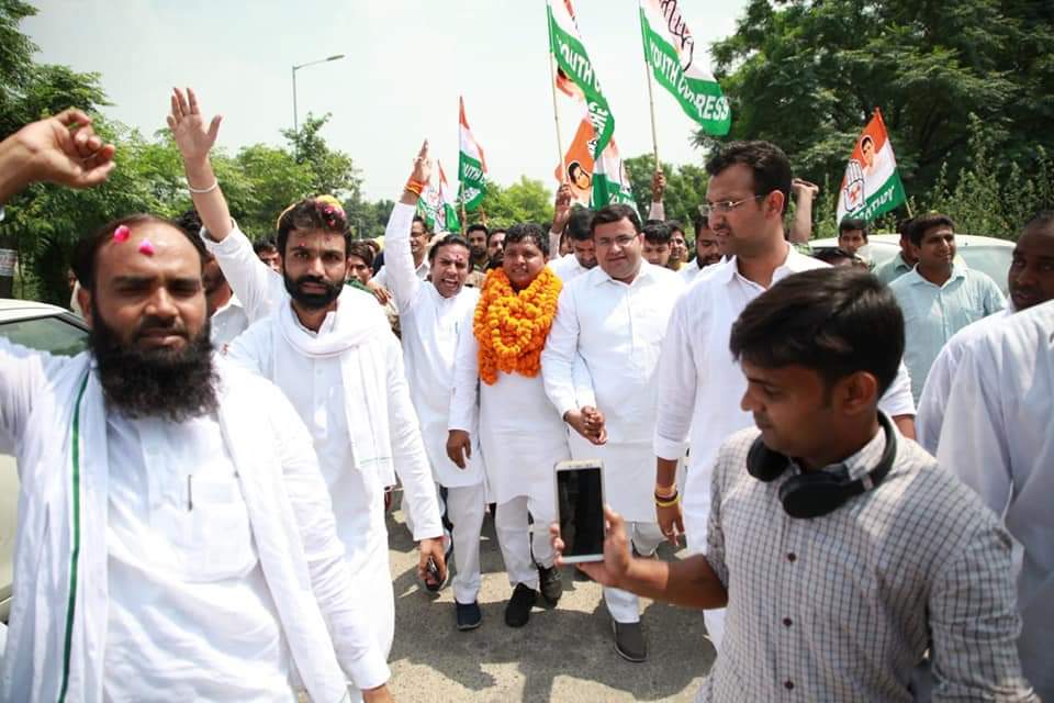 SachinKunduINC's tweet photo. करनाल पहुंचने पर ह��ियाणा युवा कांग्रेस के साथियों के साथ मिलकर भारतीय युवा कांग्रेस के अध्यक्ष श्री @srinivasiyc जी का शानदार स्वागत किया ।
#RozgarNahiToSarkarNahi https://t.co/eCyB6N0pAc