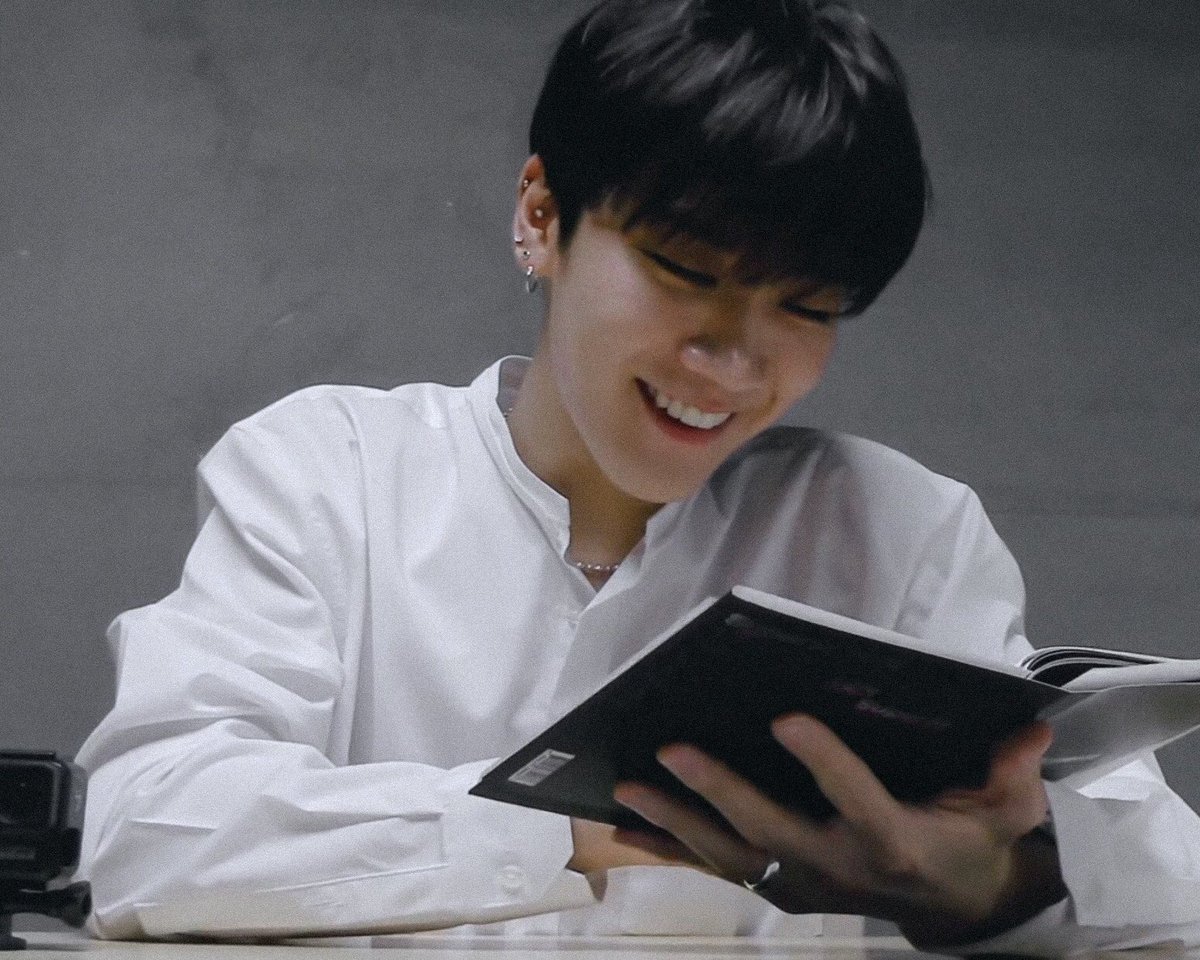 วันนี้เจอพี่เตนล์ เดือนอักษรที่ห้องสมุดคณะ แม่งโคตรน่ารักเลย