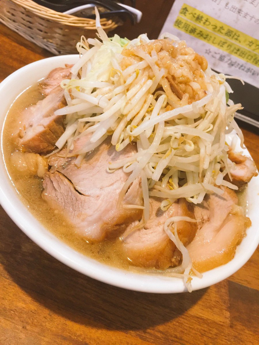 akagiramen's tweet photo. ふん。ラーメンというのかい？
贅沢な名だねぇ。
今からお前の名前はサラダだ。いいかい、サラダだよ。わかったら返事をするんだ、サラダ！ https://t.co/YK62m1lqnl