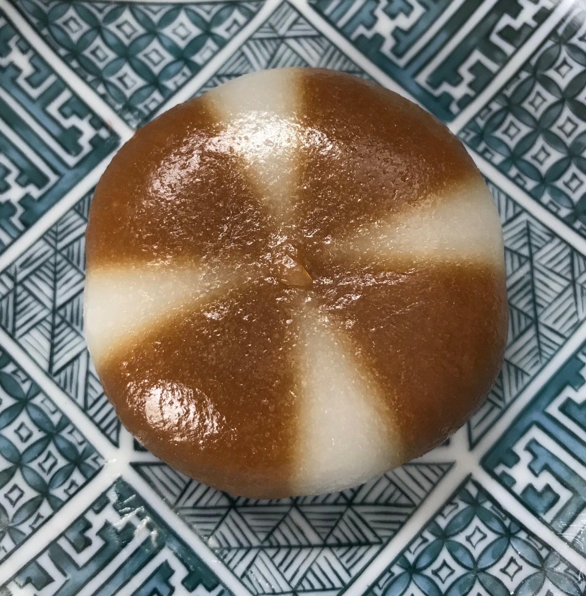 しょうたくん 矢木醤油 公式 六花亭製菓 の べこ餅 黒糖風味で塩味のする餅菓子です 六花亭といえば洋菓子のイメージですが 和菓子もいろいろされているようですね T Co Adpm8sihca Twitter