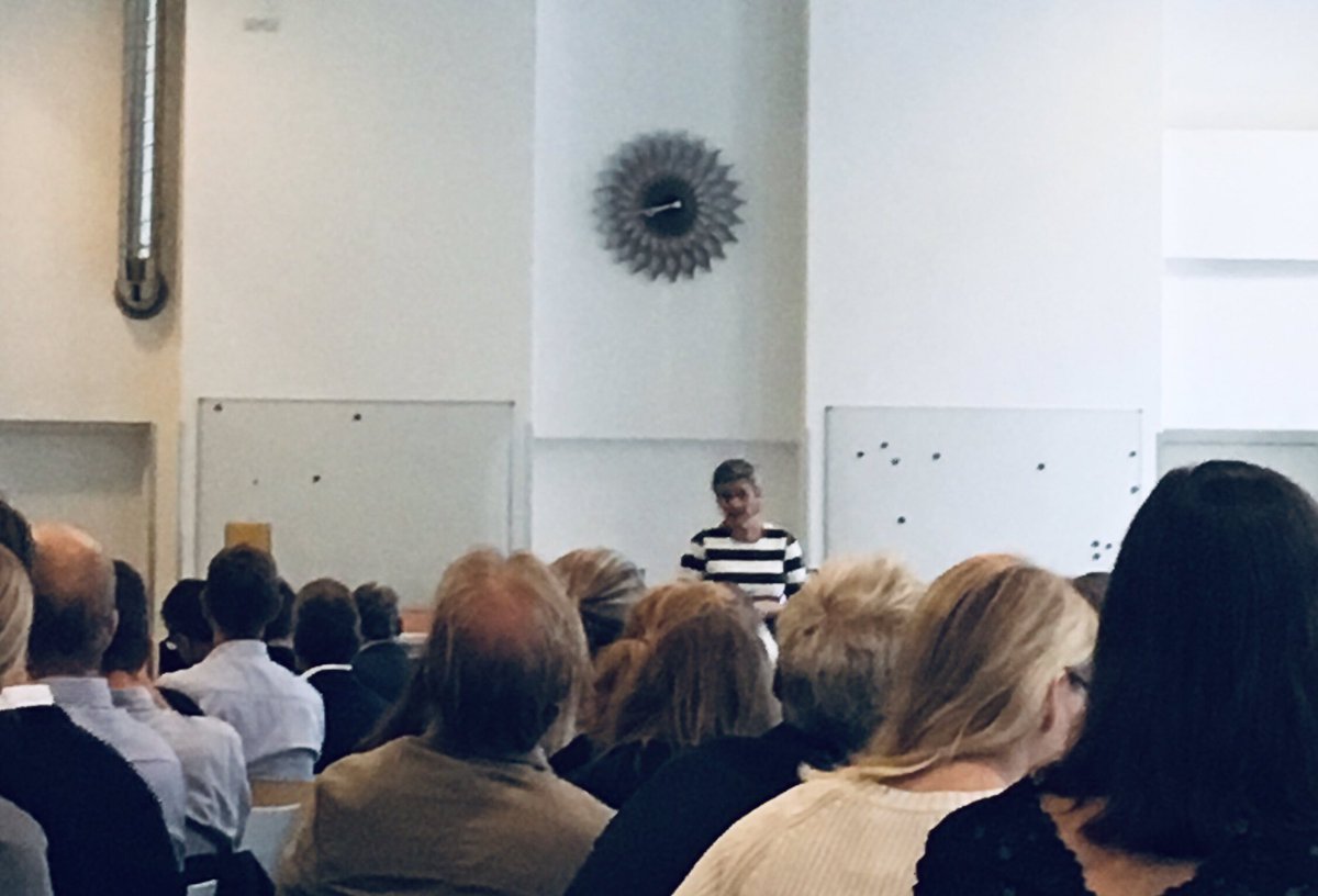 flemmingsteen's tweet photo. “Markedet skal tjene forbrugerne. Sådan må det være”. EU’s Konkurrencekommissær på besøg i #KFST og tegner de vigtigste streger på kortet ift “Konkurrence i en globaliseret verden” #dkpol #dkøko https://t.co/FvW2Xht9fn