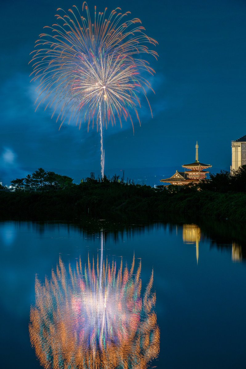 なら奈良まつりの花火を見てきました♪ 薬師寺と水面に映る花火が綺麗