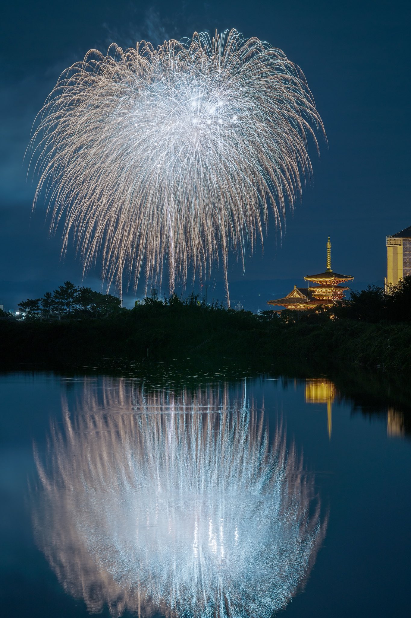 تويتر しん على تويتر なら奈良まつりの花火を見てきました 薬師寺と水面に映る花火が綺麗でした T Co Vhtfdatsqo