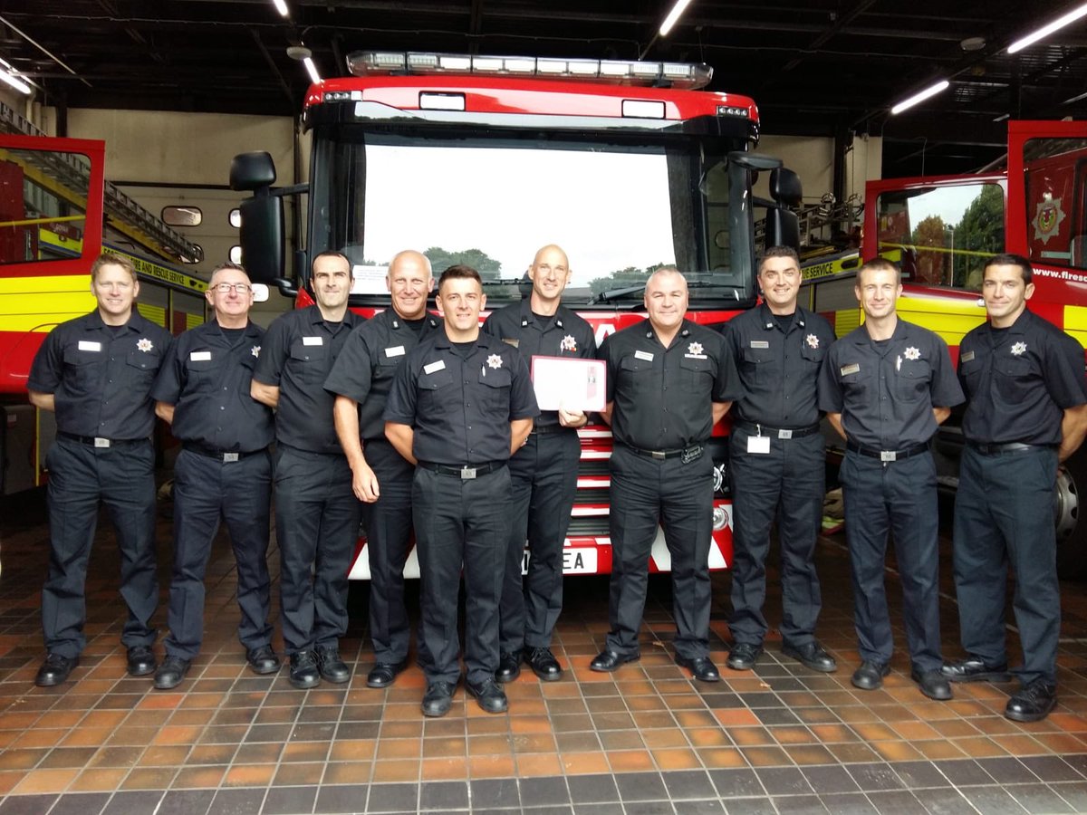 scotfire_glasgo's tweet photo. Crew Manager Ian Moir receiving his 20 year LSGC medal from Group Manager Brian Winter, pictured with Watch Manager Jim Logan and his Blue Watch V01 Govan colleagues.
Well done Ian 🚒🚨🎖 https://t.co/4vFw8rEDDc