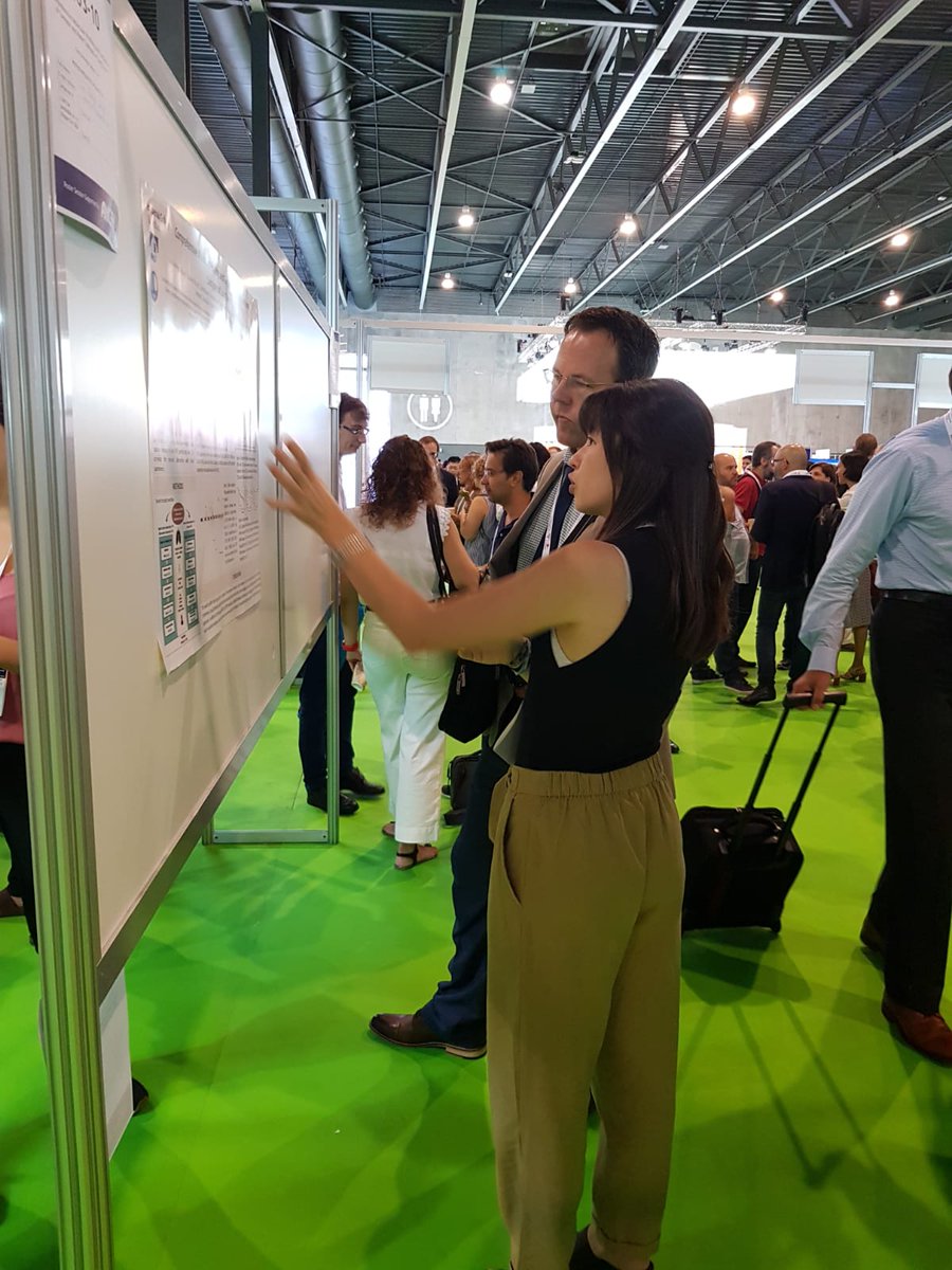 NCMR PhD student Clara Domingo <a href="/clersdom/">Clara Domingo-Sabugo</a> presenting her molecular profiling study at #WCLC19 poster session. #WCLC2019