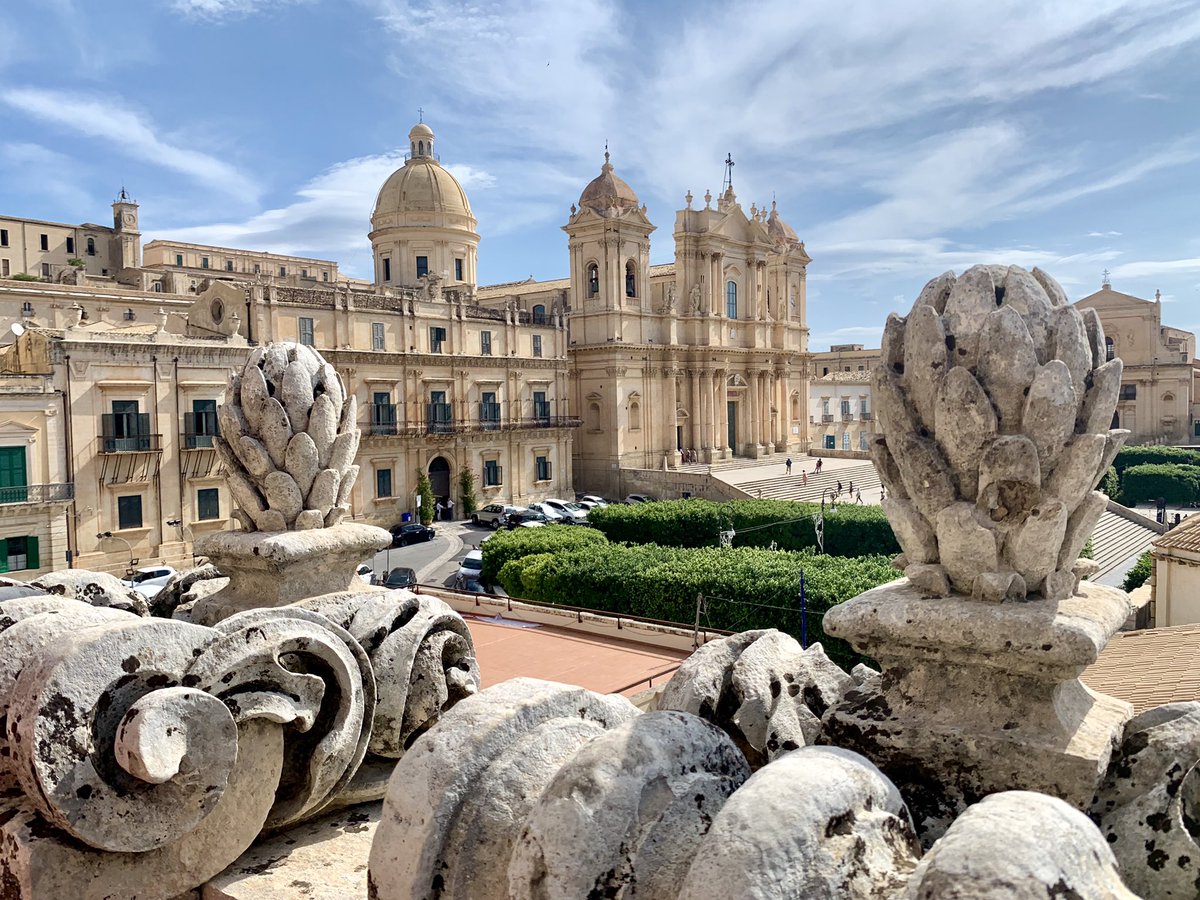 viajefilos's tweet photo. Y recorriendo el sudeste de #Sicilia nos hemos tropezado con la joya del barroco italiano en la ciudad de #Noto 🕍🕍🕍 Para nosotros una parada imprescindible en un Road Trip en la isla. ¿Conocéis la ciudad? @CarmenCapdepn está preparando el post gastronómico 🍧🍷🍆🍅🍤🍺🍕🥐🍓 https://t.co/KWEwFYkcGc