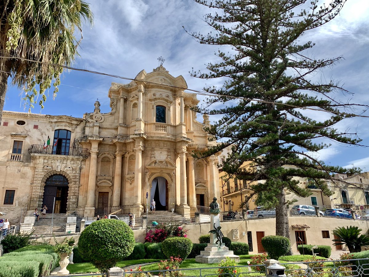 viajefilos's tweet photo. Y recorriendo el sudeste de #Sicilia nos hemos tropezado con la joya del barroco italiano en la ciudad de #Noto 🕍🕍🕍 Para nosotros una parada imprescindible en un Road Trip en la isla. ¿Conocéis la ciudad? @CarmenCapdepn está preparando el post gastronómico 🍧🍷🍆🍅🍤🍺🍕🥐🍓 https://t.co/KWEwFYkcGc