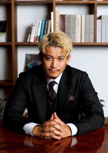 eigacom's tweet photo. 【🎥#映画comインタビュー】

「#人間失格」蜷川実花がこだわり小栗旬が体現した、愛に全力注いだ男女の生きざま。

「太宰治本人の物語を作りたい」と7年の歳月をかけてオリジナル脚本で挑んだ監���。そして監督の熱いラブコールに応え太宰治を演じた小栗。2人に話を聞いた👉https://t.co/oE8P1YjVHU https://t.co/wFzq5apxYc
