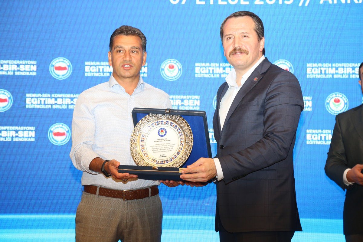 halukaras23's tweet photo. Elazığ 2 Nolu Şubemiz'in göstermiş olduğu başarıdan dolayı, Genel Başkanımız tarafından verilen plaketi, teşkilatımız adına teslim aldım.
   Sendikamıza vermiş oldukları emekten dolayı, tüm şube organlarımıza ve bizimle yol yürüyen üyelerimize, teşekkür ediyorum. https://t.co/RaijLzQpFQ