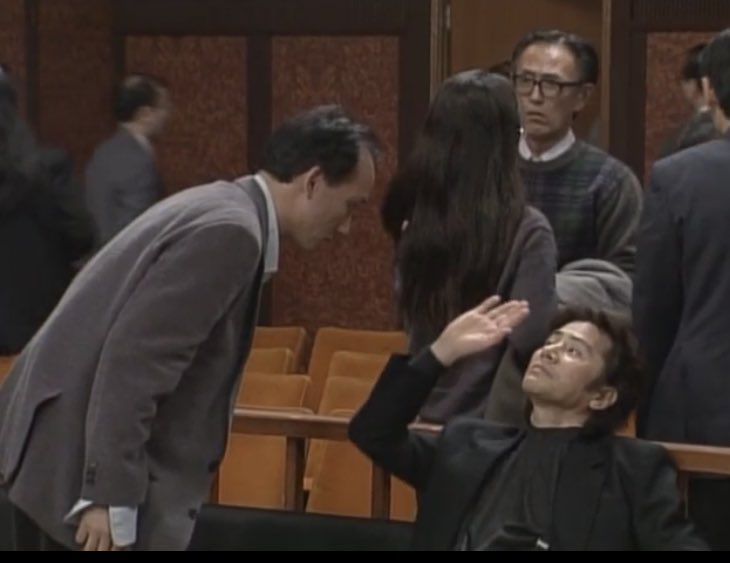 yonta_yonda's tweet photo. 古畑任三郎「しゃべりすぎた男」が再放送されていました。

���清水弁護士(明石家さんま)の策にはまり、一度は無実の罪を認めかけた今泉(西村雅彦)。最後に証人として法廷に立った古畑(田村正和)は真犯人を暴き裁判をひっくり返す。

閉廷後、彼の頭をはたいた古畑の安心したような表情がたまらない。 https://t.co/w5aYaeezld